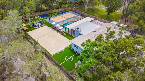 Seminole House | 5-Bedroom Family Resort - Pool - Pickleball - Mini Golf - Volleyball
