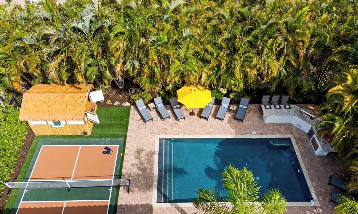 Whitfield House | 5 Bedroom Sarasota Home with Resort Style Backyard