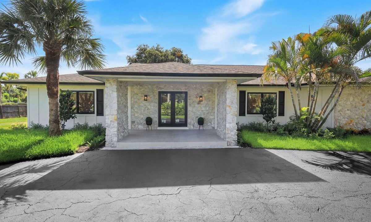 Central Naples House | 5 bedrooms, Pool, Fully Renovated Estate, 2.5 acres, 15min from Beach Naples FL
