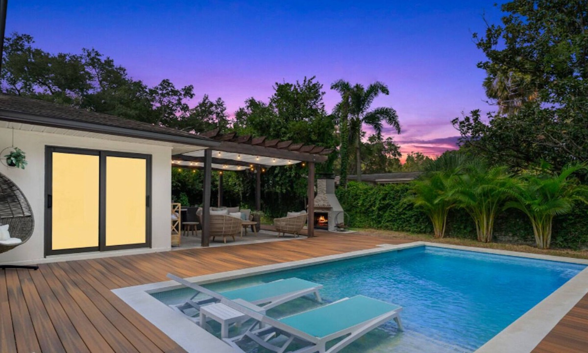 Beach Park House | 5* Luxe Getaway | Heated Pool & Outdoor Fireplace