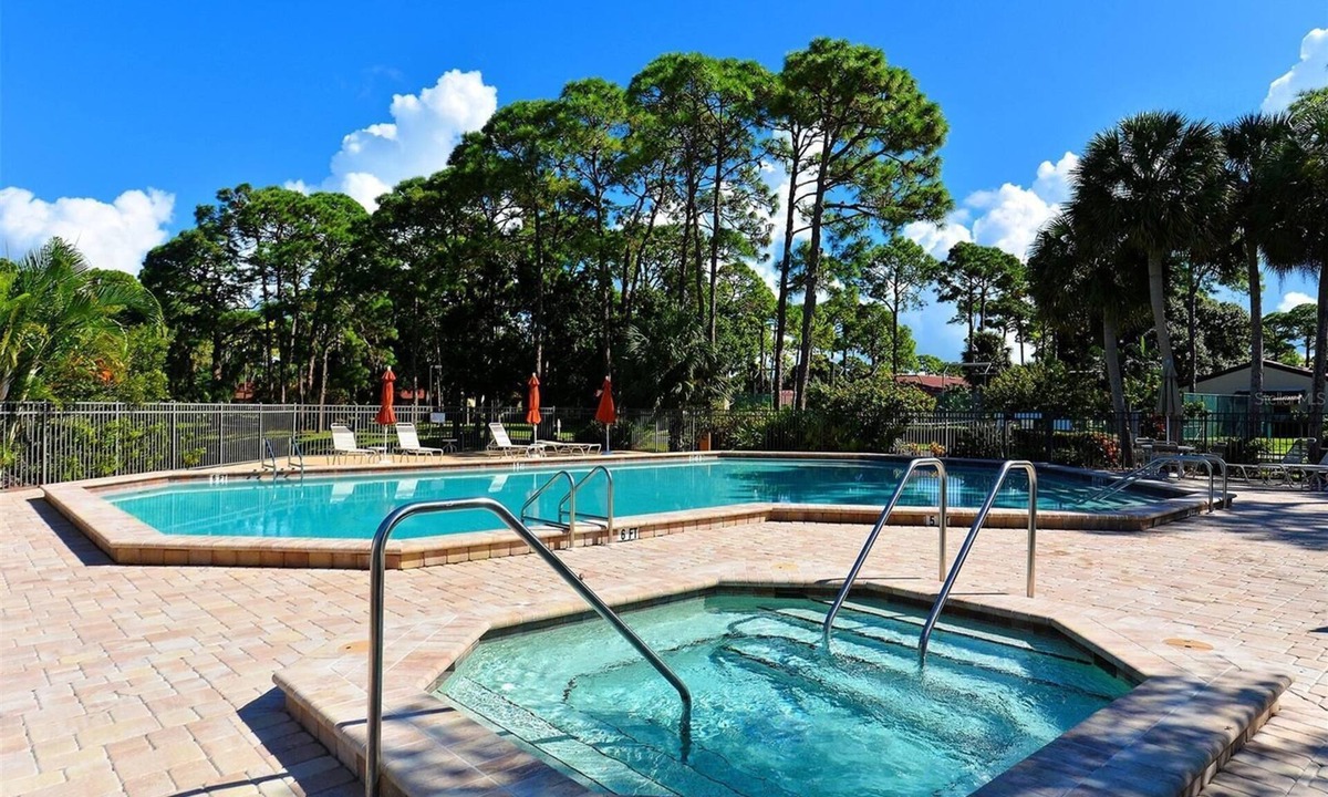 Sarasota Villa | 5 MINUTES TO SIESTA KEY! PRIME LOCATION, STEPS TO THE POOL, COMPLETELY UPDATED!