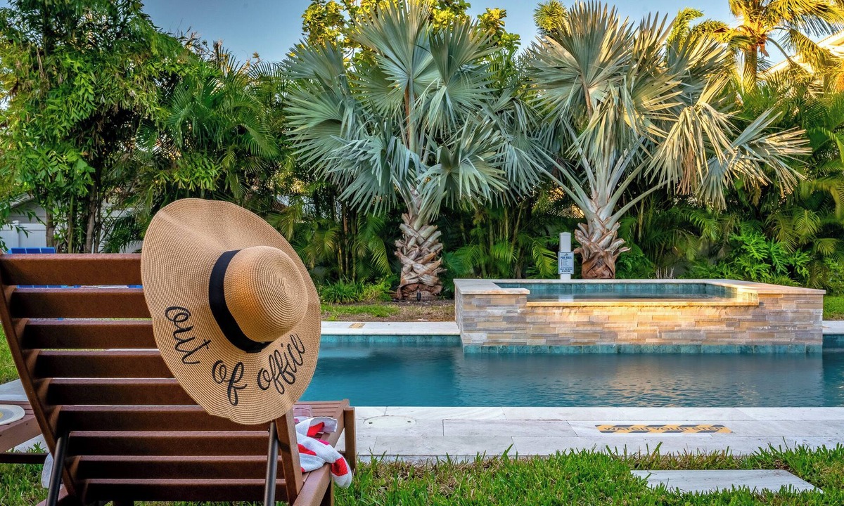 West Bradenton House | 5BR Tropical Backyard w/Saltwater Pool, Spa| Game