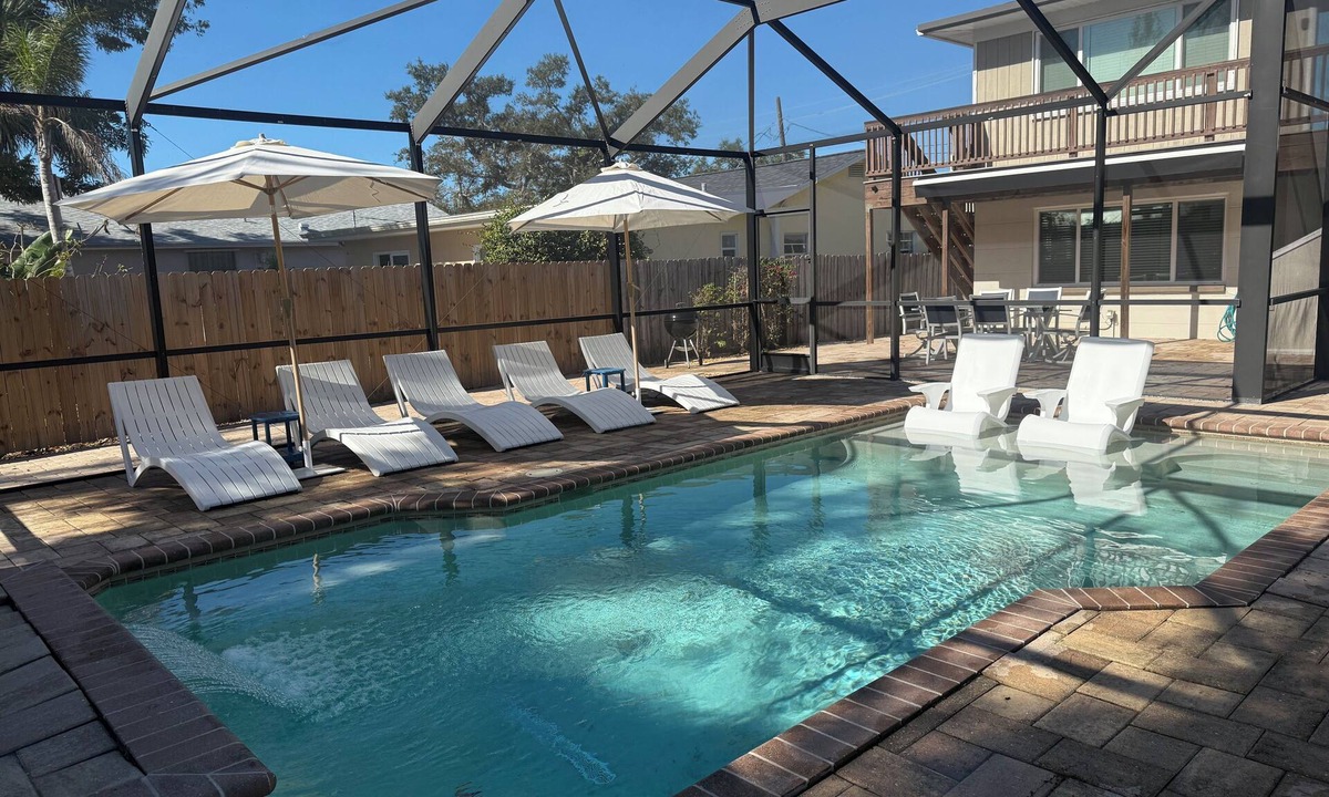 South Venice House | 6 minute walk to Manasota Beach! POOL! Charming 2-bedroom townhome with WiFi, AC