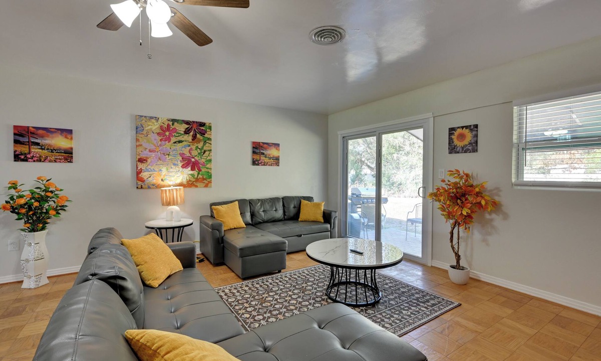Bearss Plaza House | 7 Mi to Busch Gardens! Family & Pet-Friendly Home