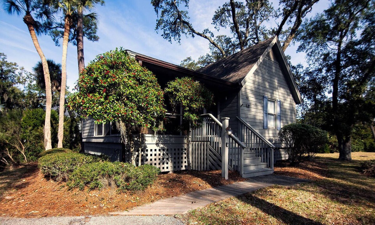 Ocean Ridge Cottage | 907 Shelter Cove-Beautiful Dog Friendly Cottage on Lagoon; Gated Community; Screened Porch