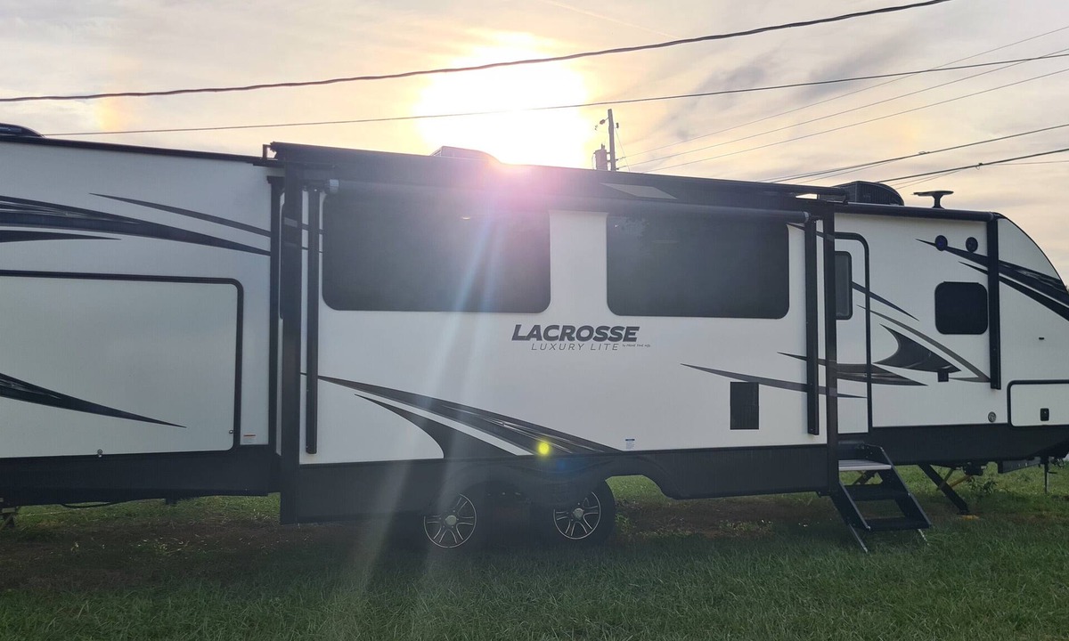 Pinellas Park House | A 38-FT LONG LUXURY LACROSSE COMFORTABLE CAMPER