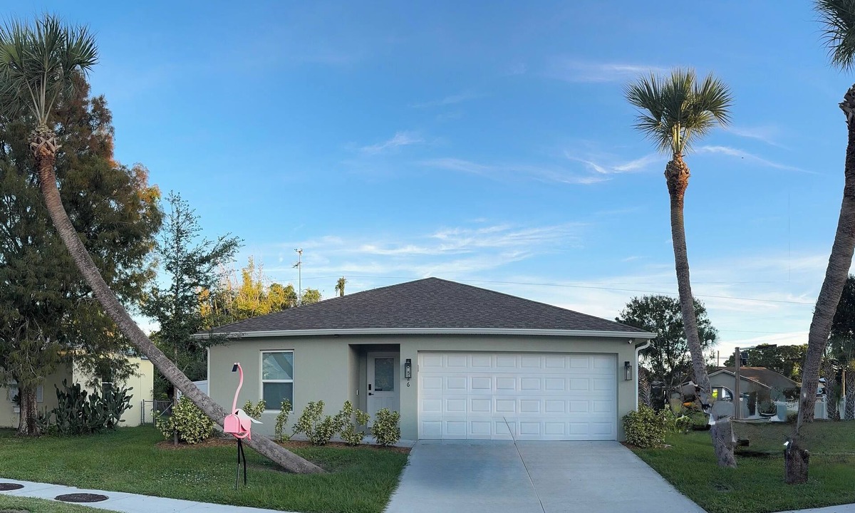 Historic Downtown Melbourne House | A Fancy Flamingo Historic Downtown Melbourne 5 minute drive Beaches and Airport