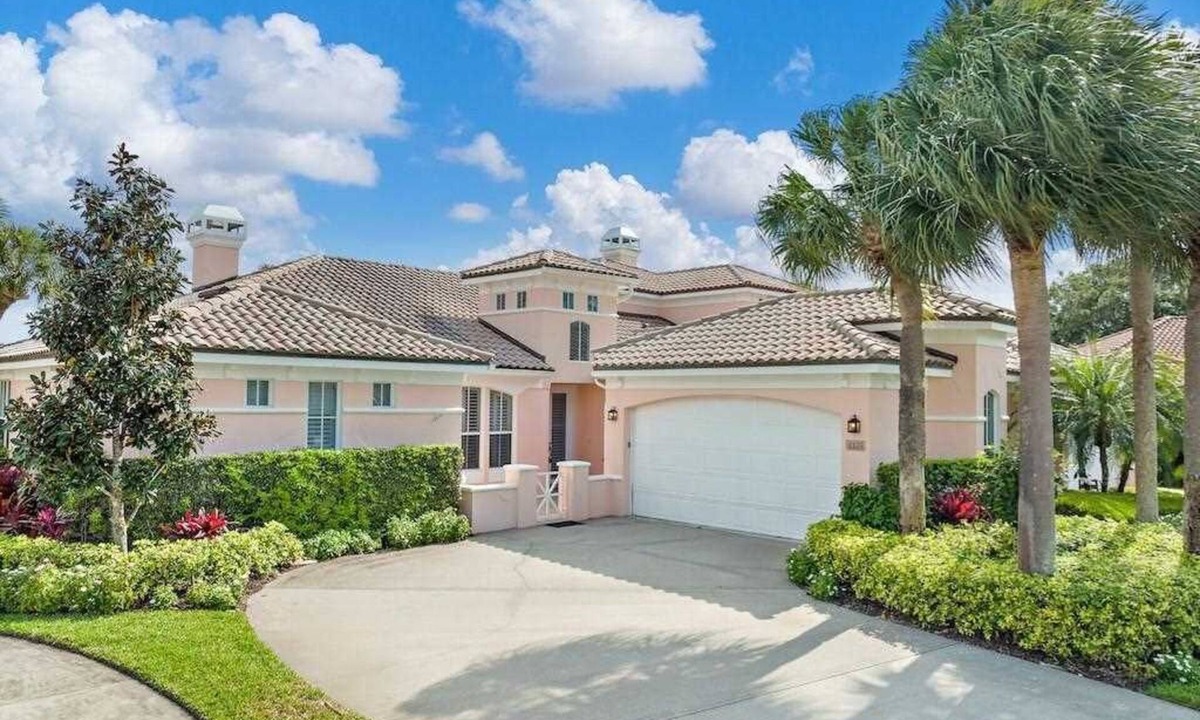 Harbor Links House | A GRAND HARBOR GEM - 1 STORY PATIO HOME IN HARBOR LINKS