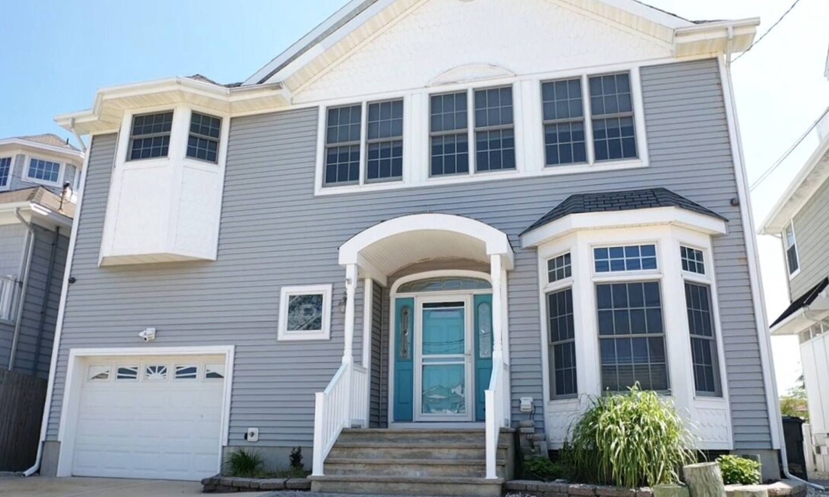 Dover Beaches North House | Abundance, brilliance & charm in this 5 bd 3 ba beauty in Lavallette w/WiFi, AC