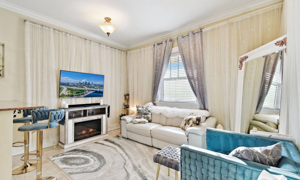 Hyde Park Apartment | Adorable Hyde Park Apartment w/Parking & Gym