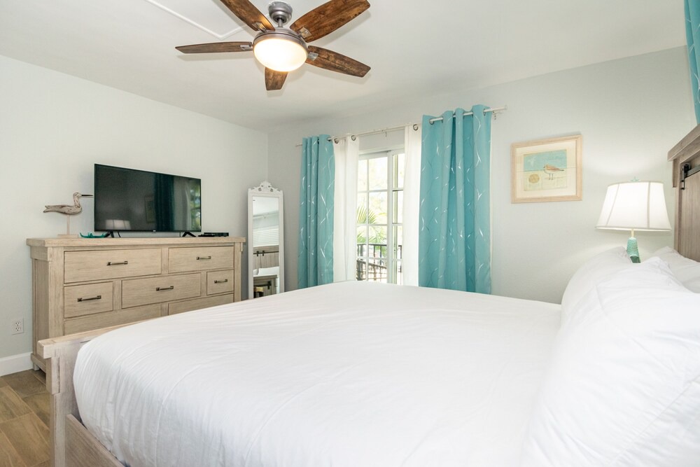 Holmes Beach Condo | Alamanda Villas 7 Beach Side Condo With Heated Pool