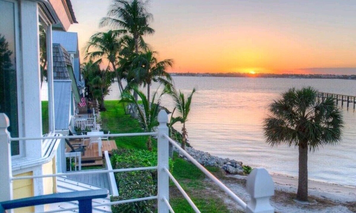 Jensen Beach House | Amazing 5 Bedroom, 3-bathroom Beach house. Bring the whole family and friends.