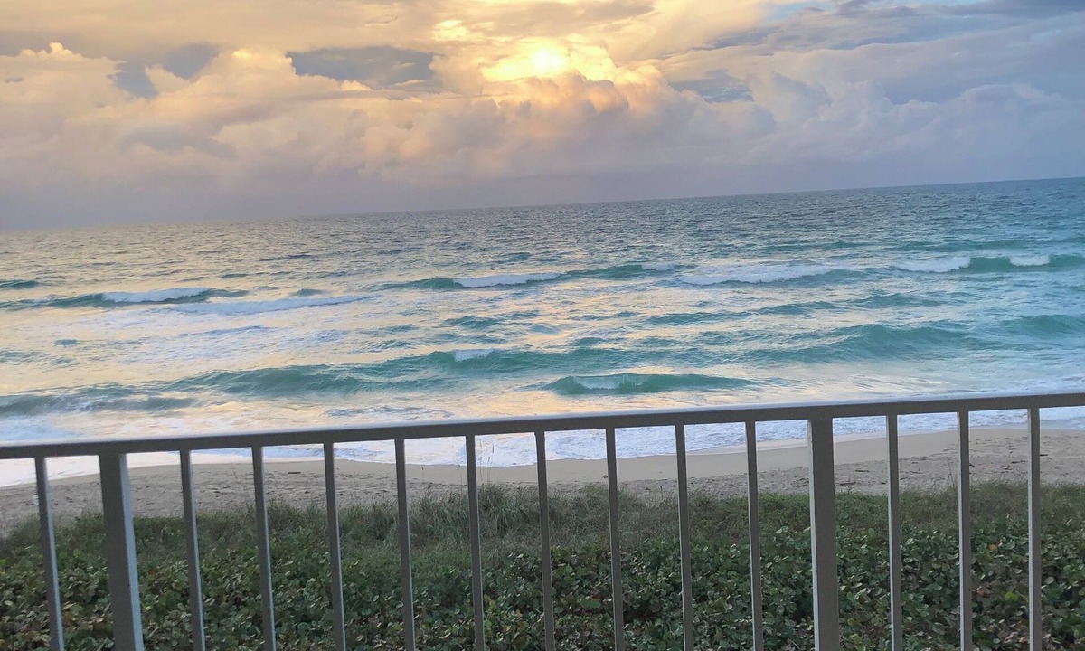 Hutchinson Island South Condo | Amazing Beachfront Condo