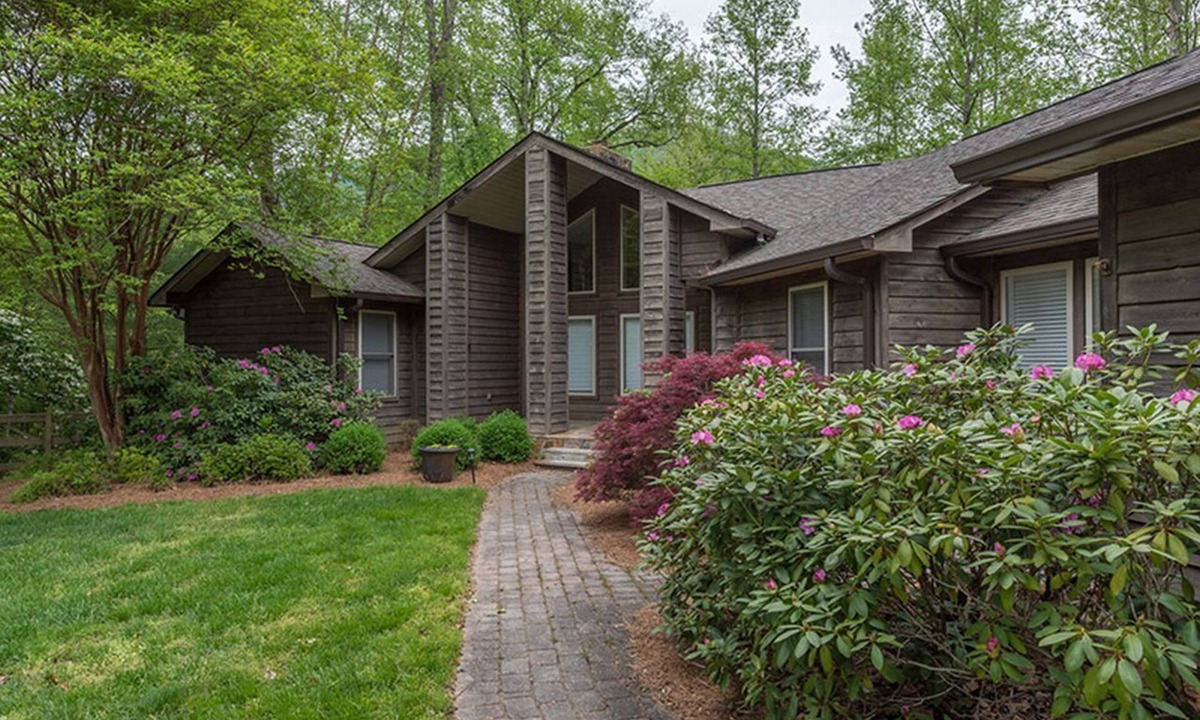 Old Fort House | Amazing Grace on Mackey Creek | 5 Acres | Screened Porch | Fire Pit