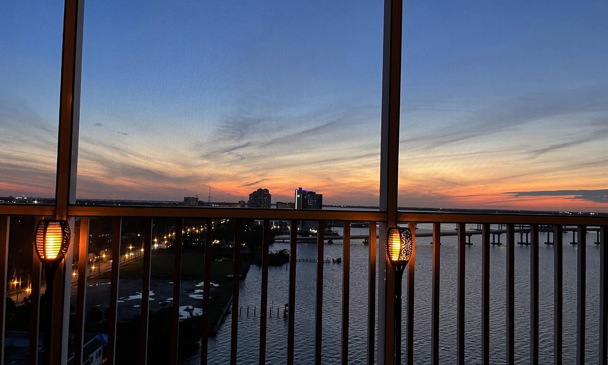 East 1st Street Condo | Amazing views downtown FyMeyers. Free trolley stop. walk 2 blocks to downtown