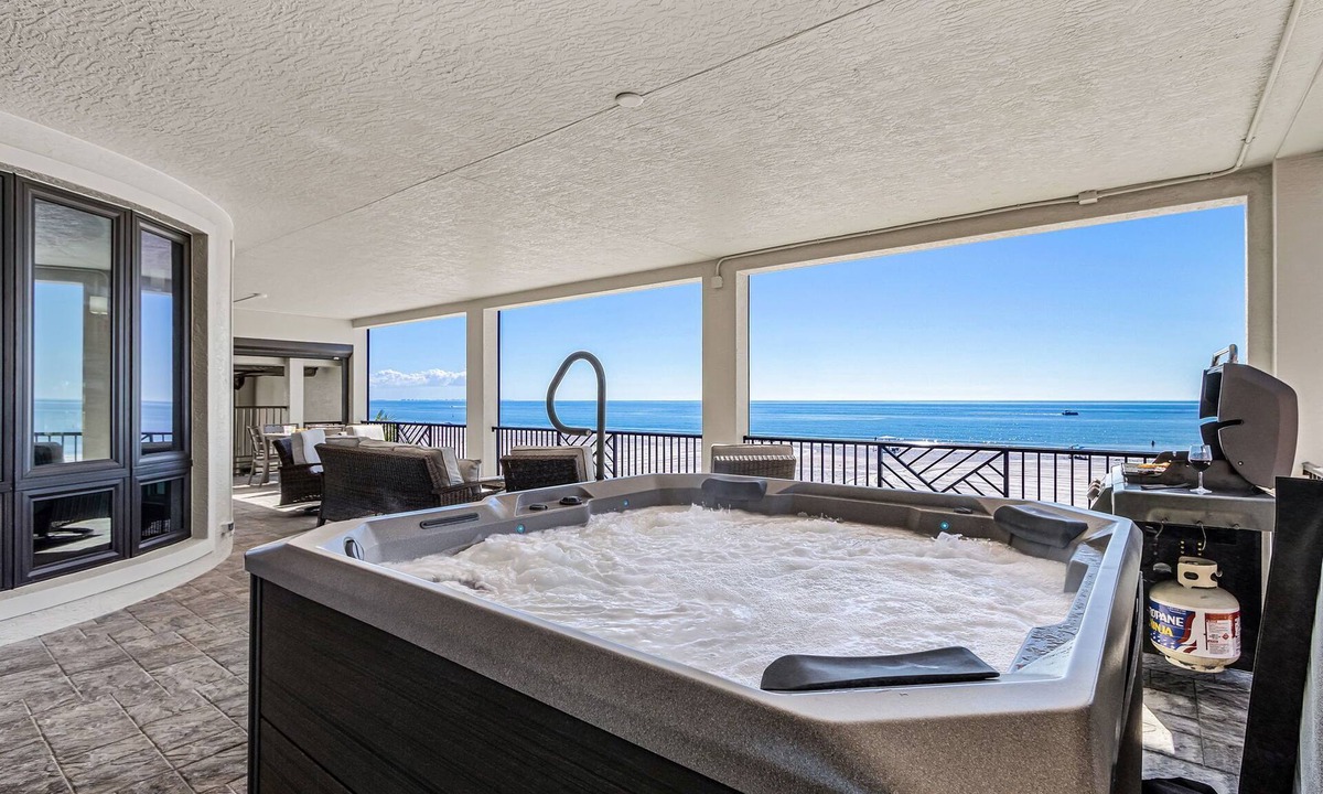 Fort Myers Beach House | Amazing Views, Heated Pool & Hot Tub - Beach Breeze - Roelens