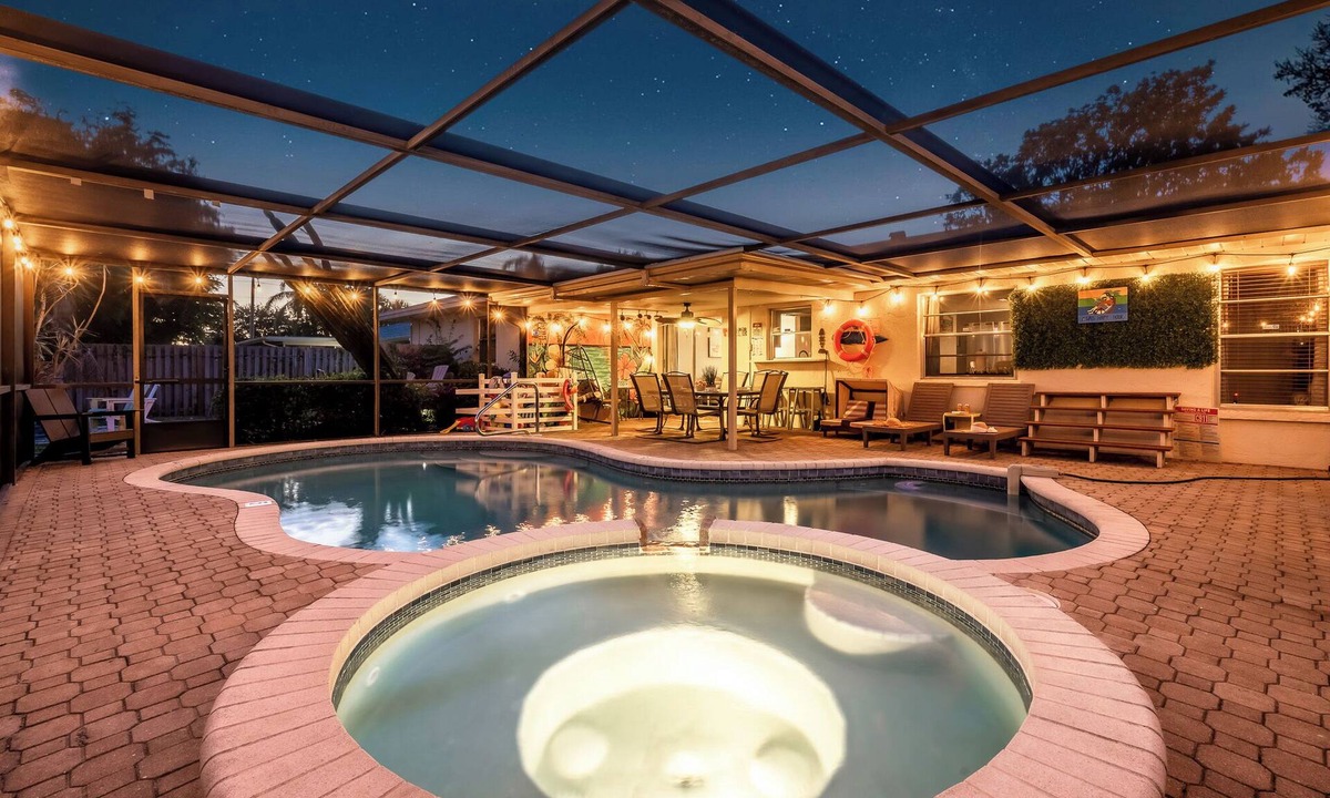 West Bradenton House | AMI Escape in 10 Min! Pool, Spa, Firepit & Game Room – Pet Friendly
