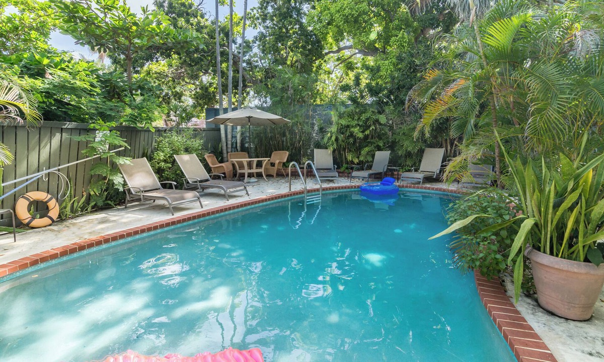 Historic Seaport Cottage | Ann Street Gardens