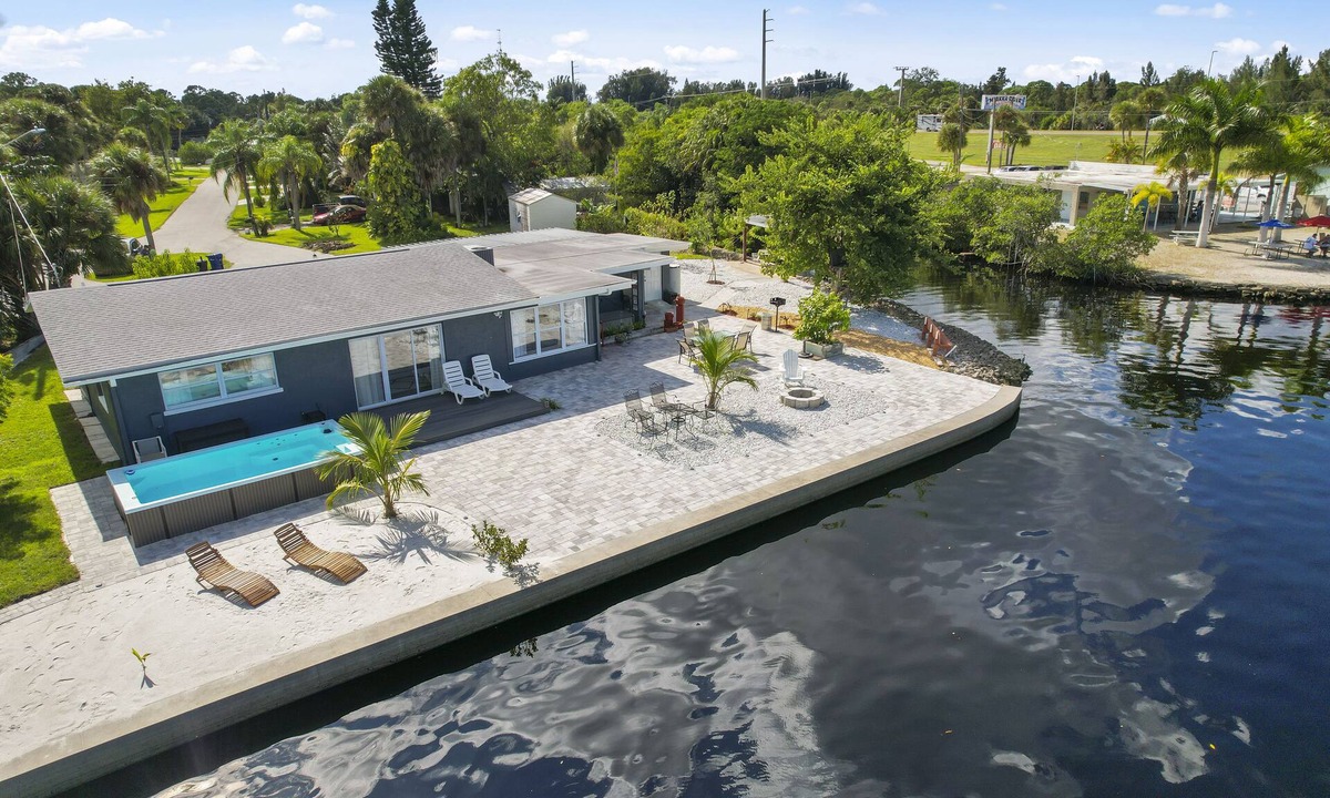 Venice House | AQUA VISTA * WATERFRONT RESORT STYLE * NEAR BEACHES