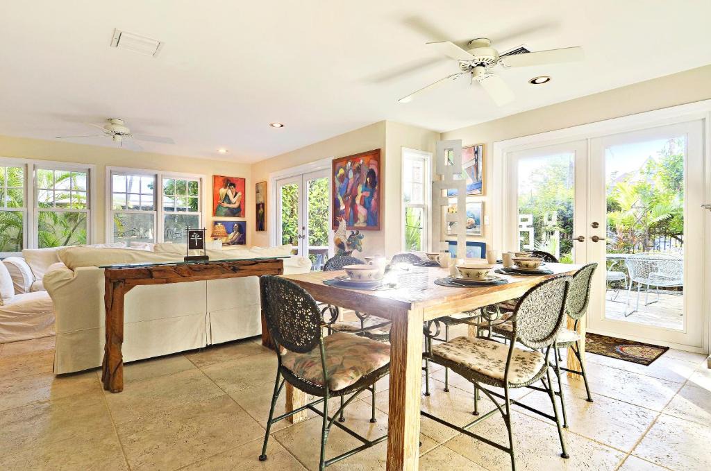 Bahama Village House | Artist Garden