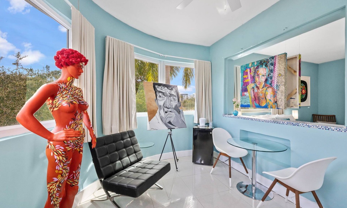Northeast Miami Hotel | Artists' Suite at the New Yorker Hotel - Park View, Free Parking/Coffee/Bagels!