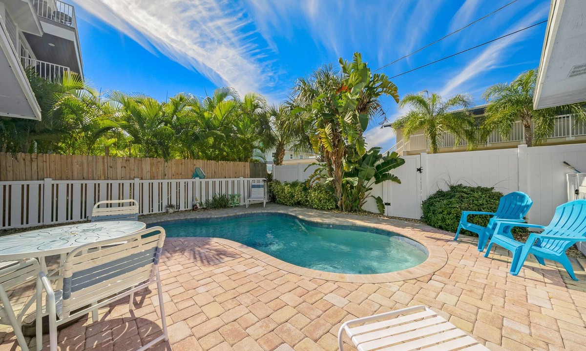 Ilexhurst House | At Ease West: A tropical rental 1/2 block from the beach