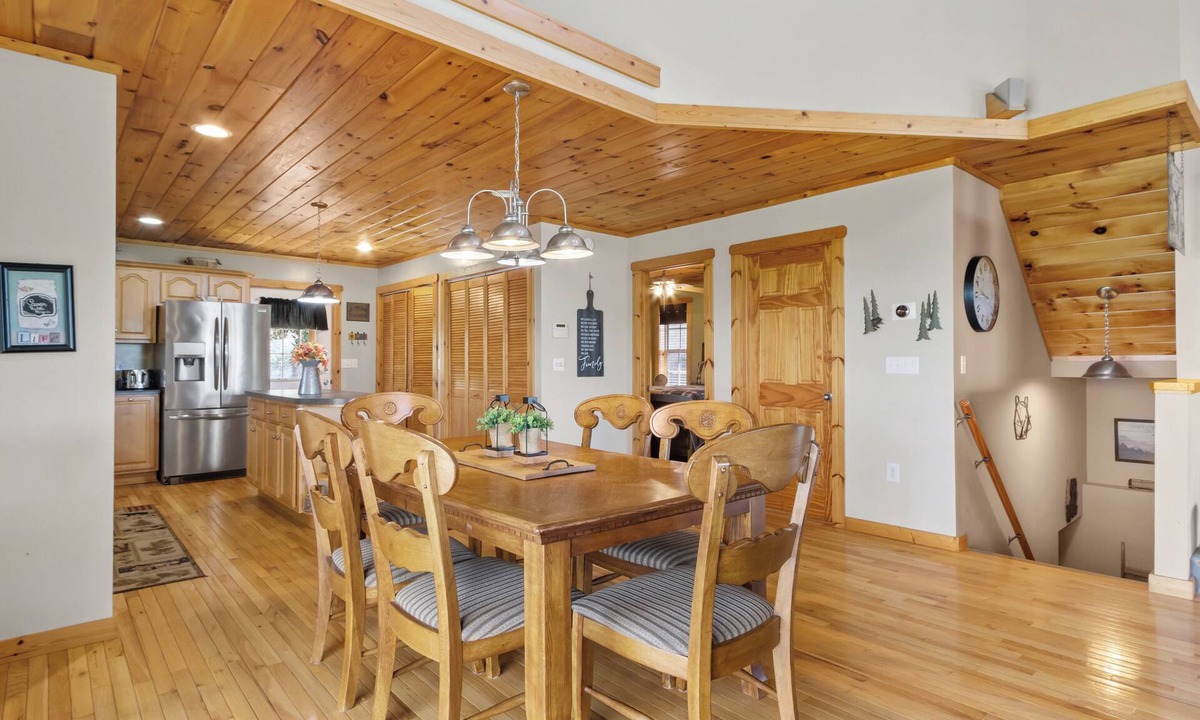 Spruce Pine Cabin | August Special ~ Mtn Views, Hot Tub+Fire Pit, WiFi, Fireplace, Grill!