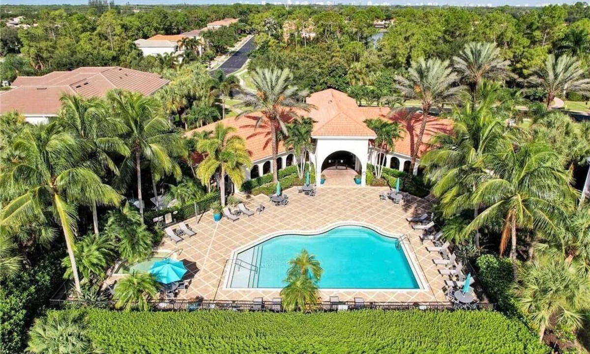 Naples Condo | Avail 2025 Season Naples FL Coach Home 3 Bed 2 Car Gar Resort Pool Gated Beaches