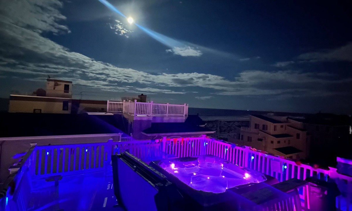 North Beach Haven House | Awesome Home 30 Steps to Sand w/Rooftop HotTub