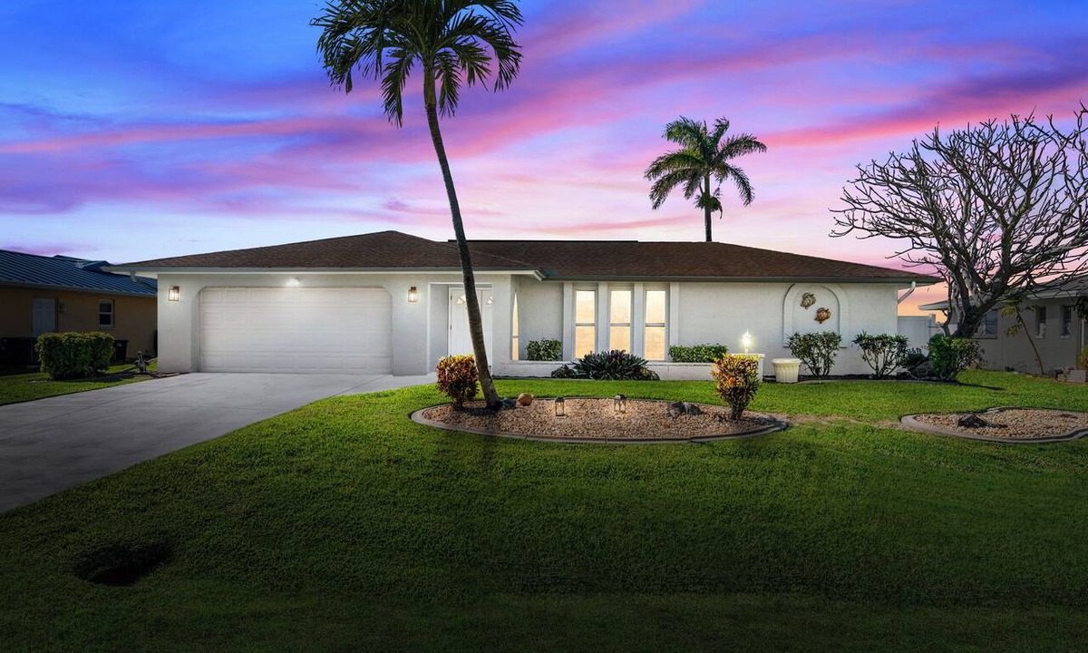 Caloosahatchee House | Back to School Discount! 6 min to Downtown-Heated Pool, Beach Essentials
