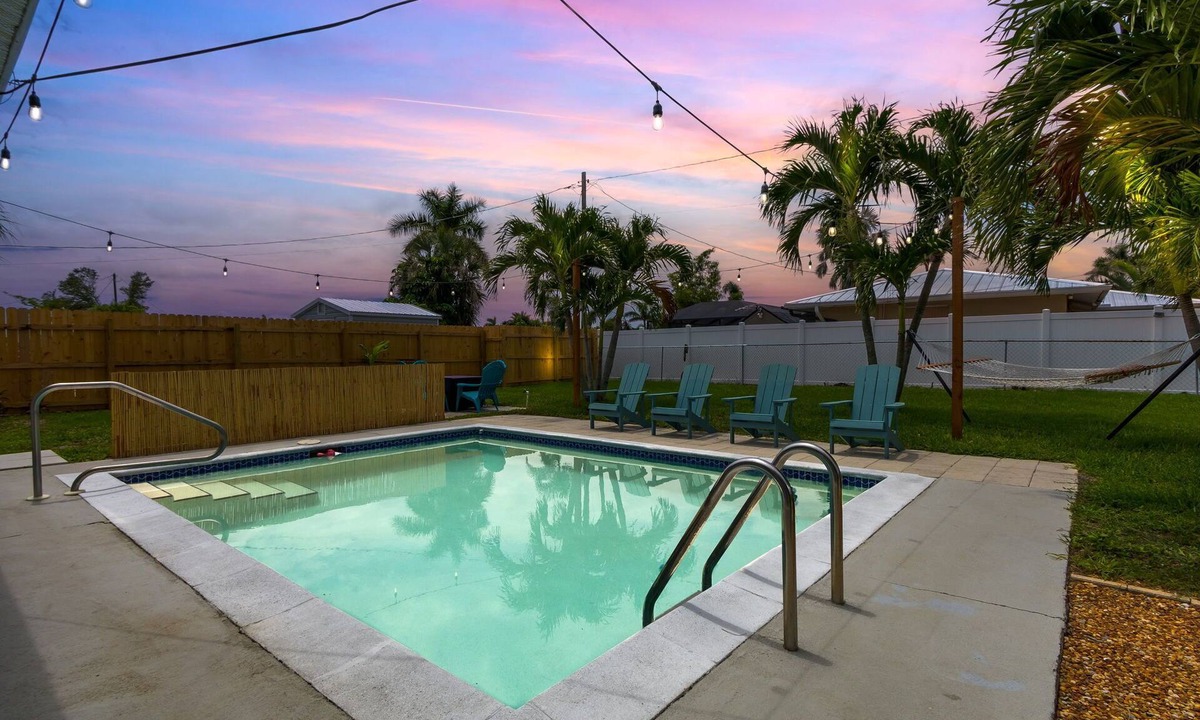 Caloosahatchee House | Back to School sale! 5 min to Downtown+Beach Gear+Hot Tub/Pool+Pet Friendly