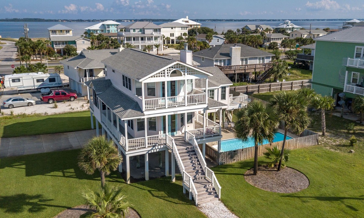 Toilla Segunda House | Baker's Dozen Bungalow. Event-Friendly Private Saltwater Pool & Dog-Friendly.