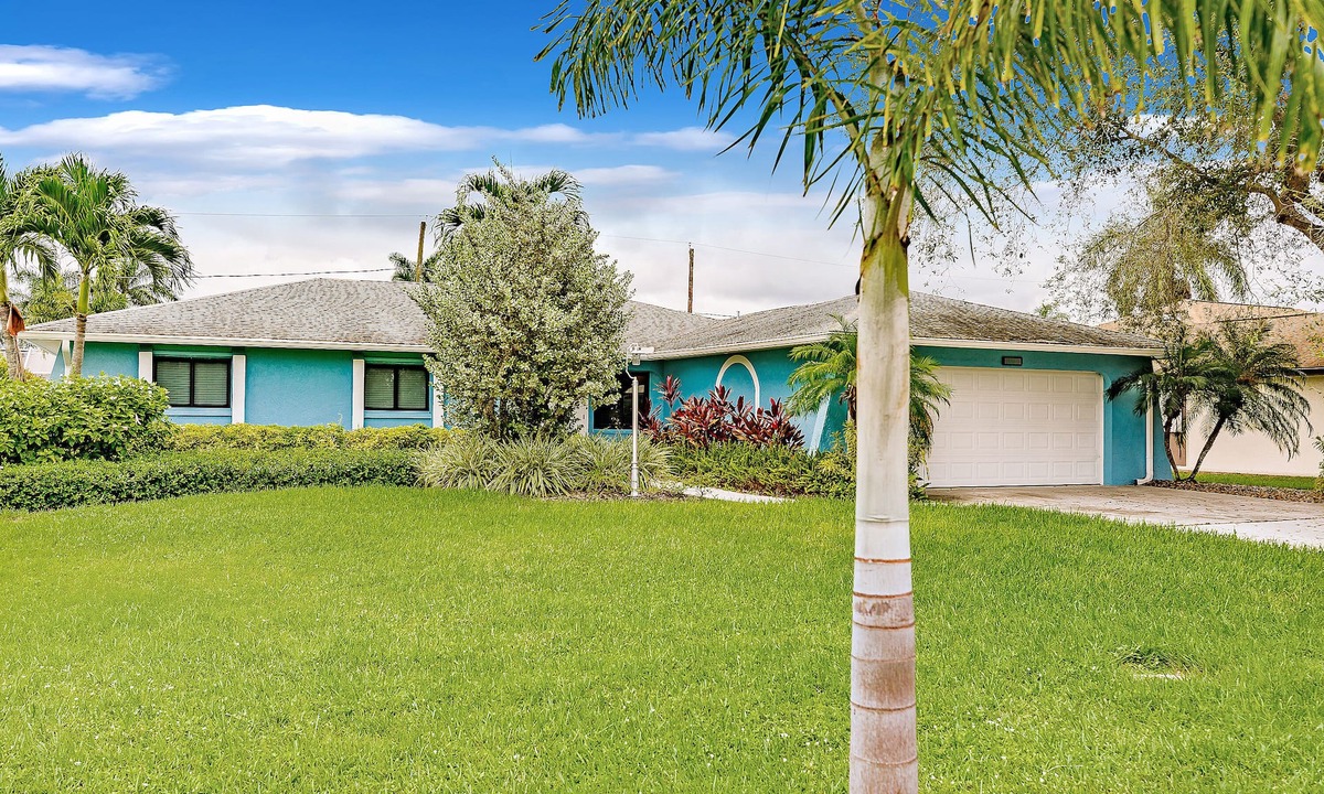 Bonita Shores House | Barefoot Bungalow - Charming pool house on the bay