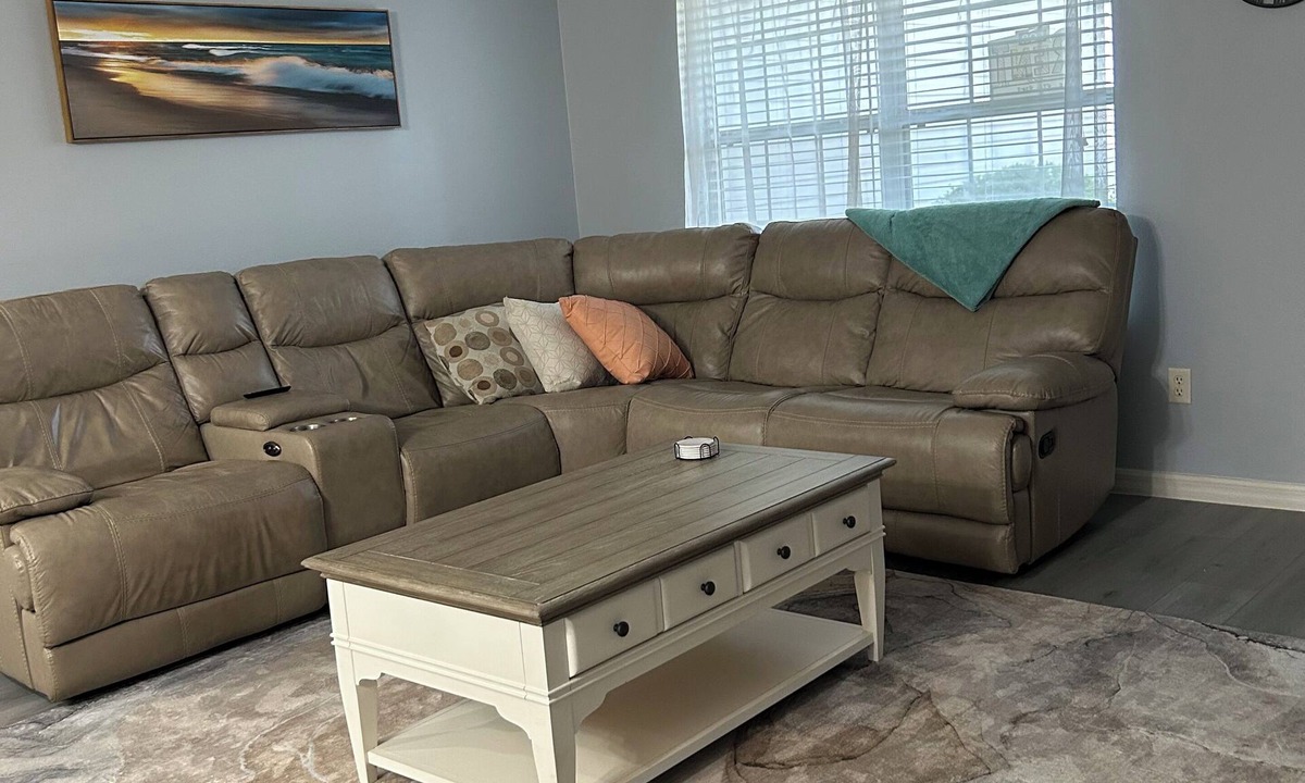 Chatham House | Bargain prices. Two king and one queen bed. Pet friendly. Golf cart included.