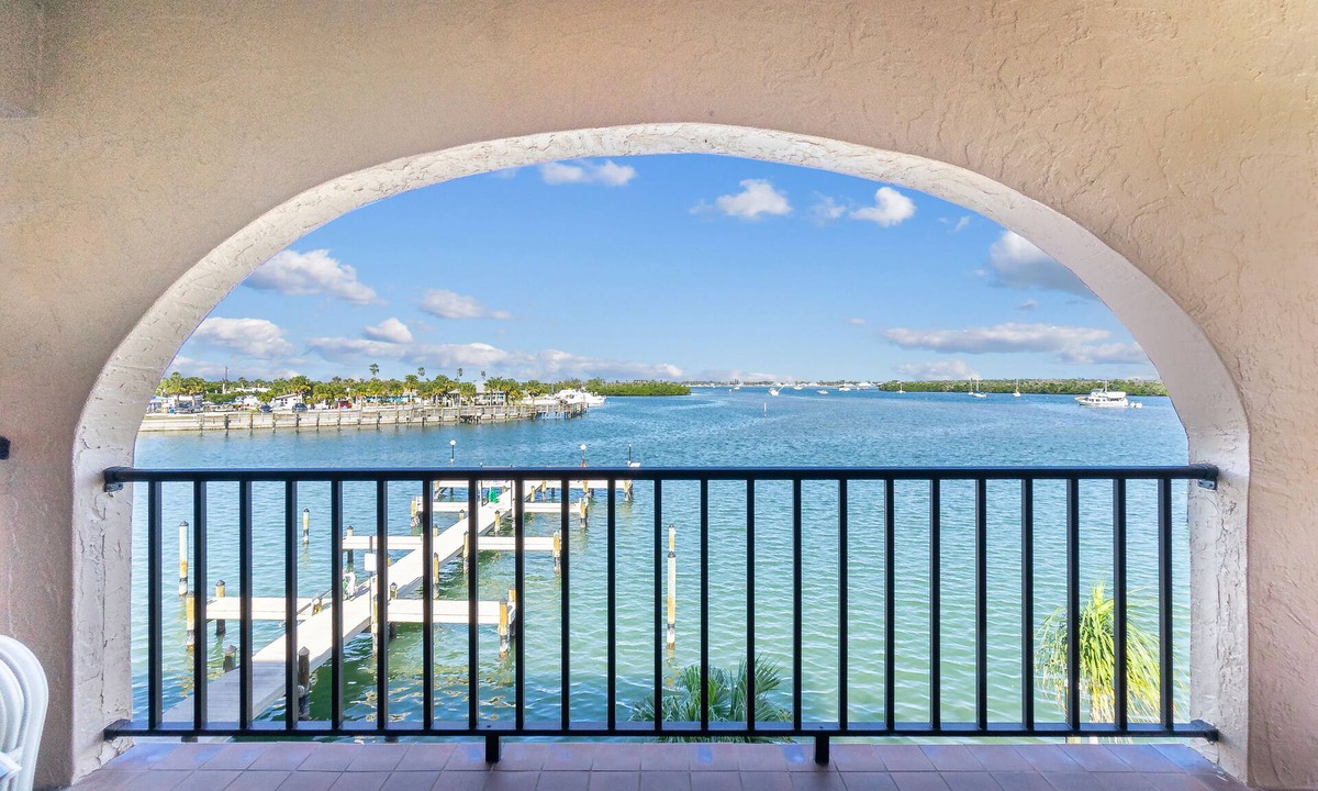 Englewood Condo | BAYFRONT, TOP FLOOR END UNIT, VIEWS, HEATED POOL, PRIVATE BEACH, BOAT SLIPS