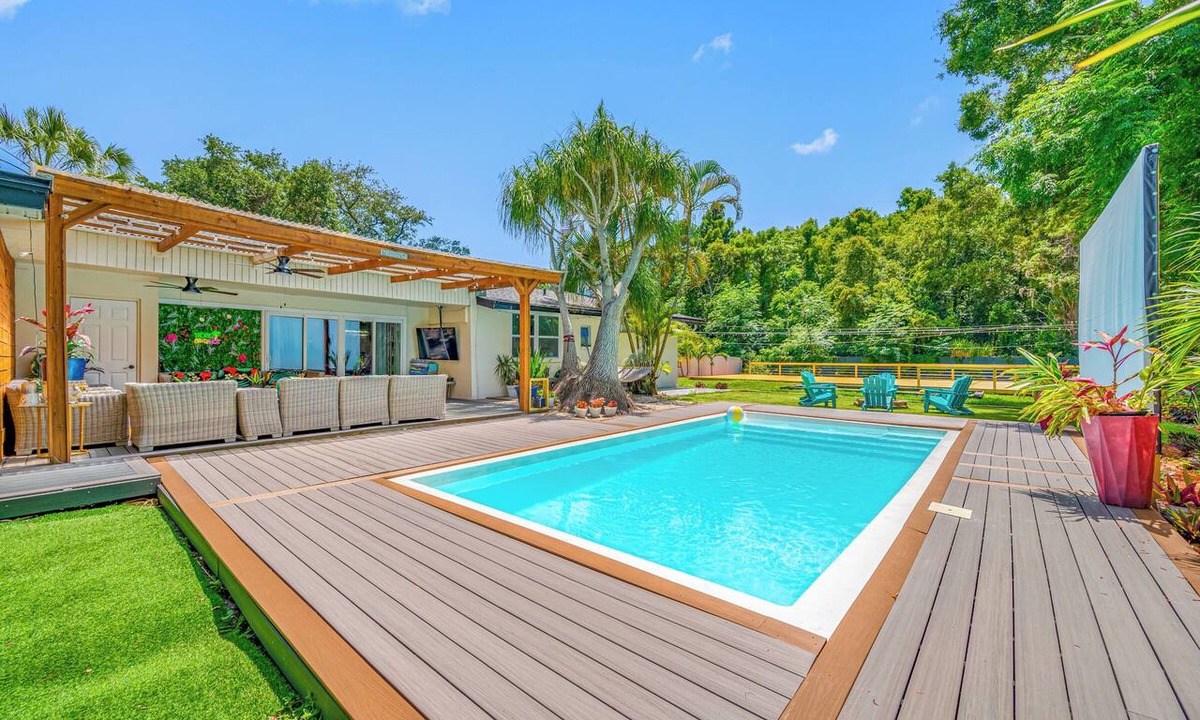 Clearwater House | Bday+FamilyEvents Sleep22 Heated Pool Projector 10 minutes to Cleawater Beach