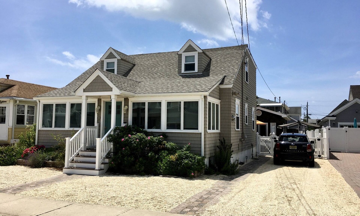 Ocean Beach I House | Beach Block 5-Bdrm with Chalet, Steps to Beach