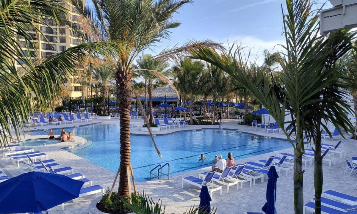 Fort Pierce Condo | BEACH, GOLF, TENNIS, POOLS, GYM. KING BED, 4 min walk to ocean. 1st floor, 1 dog