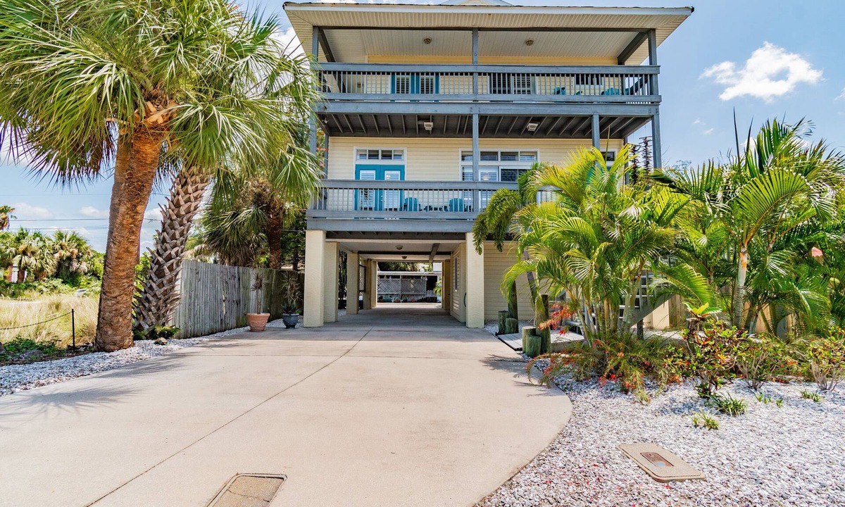 Treasure Island House | Beach House ! Sunset Decks ! Walk to Beach & John's Pass Boardwalk