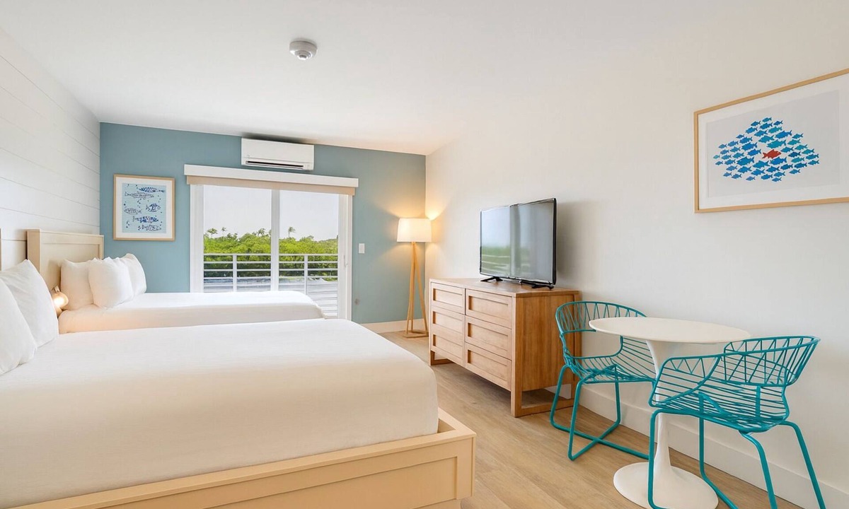 Islamorada Apartment | Beach View Unit in Islamorada! Pets Allowed, Parking, Pool & Free Breakfast!