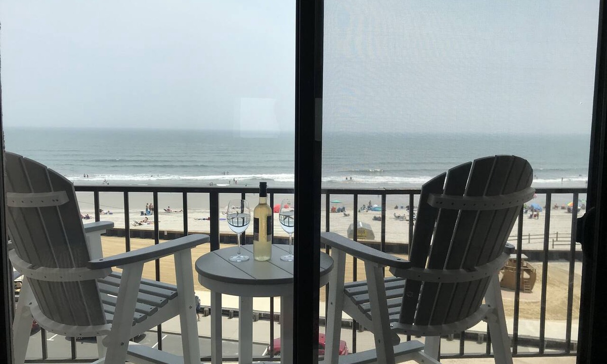 North Wildwood Condo | Beachfront 1Br/1Ba condo, free parking & WiFi w/Heated Pool