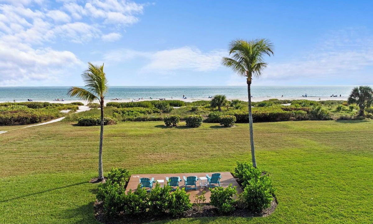 Sanibel Condo | Beachfront Loggerhead Cay 472—Sunset Views, heated Pool, Pickleball & Tennis Courts, 2 Bikes + Beach Gear. Weekly Stays