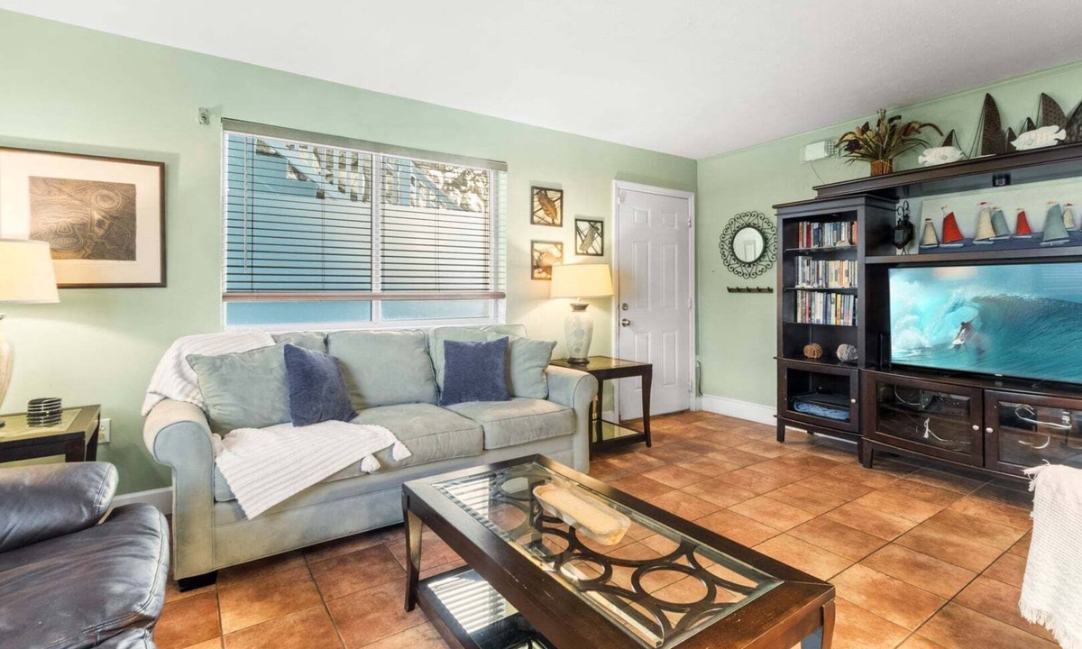 Crescent Beach Condo | Beachside Ground Floor Walkout. Heated Pool. BBQ Grills ☀️