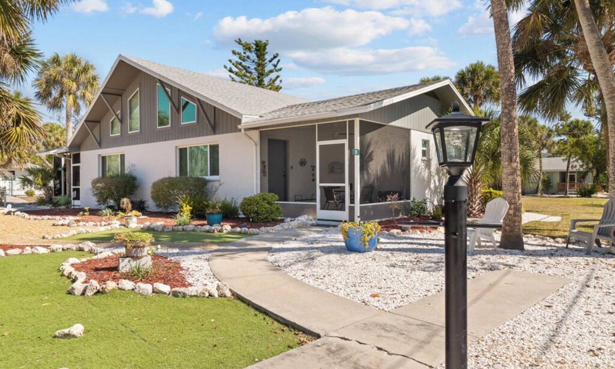 Sanibel Cottage | Beautiful 1 bedroom cottage close to the beach w/4 night min.! PET FRIENDLY