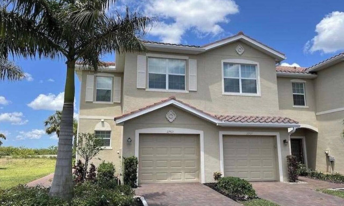 Rural Estates House | Beautiful 3B/2.5BA. Fully furnished townhome featuring a spacious floor plan.