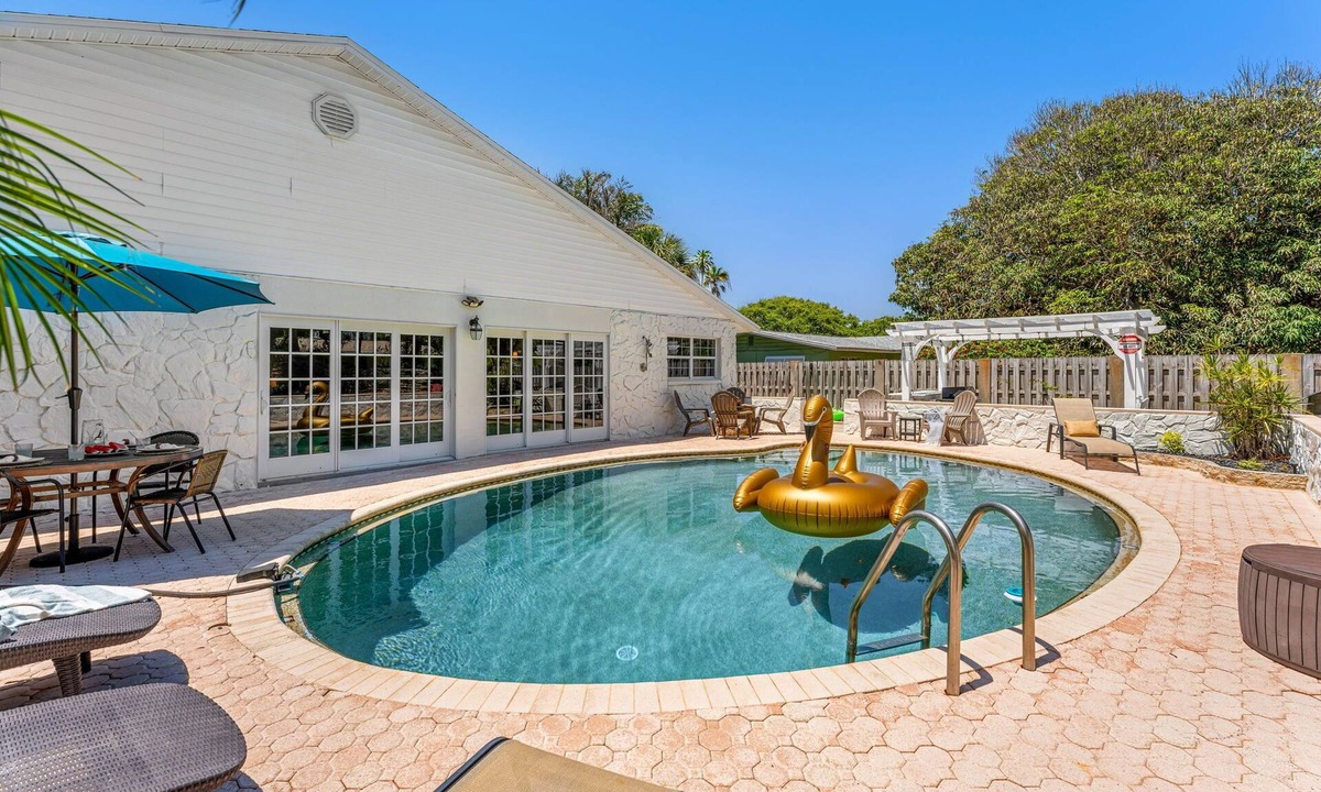 Melbourne Beach House | Beautiful Beachside Home – Backyard Oasis W/Fire Pit, BBQ Grills, & Pool!