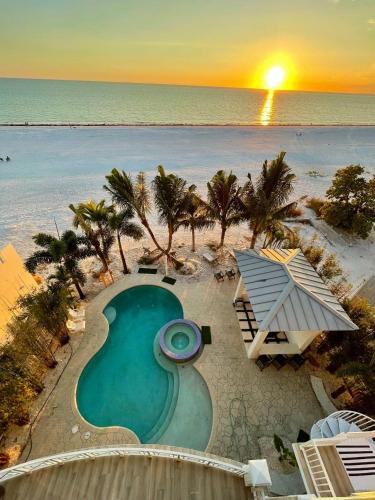 Mid Island House | Beautiful Beachfront Home - Fort Myers Beach