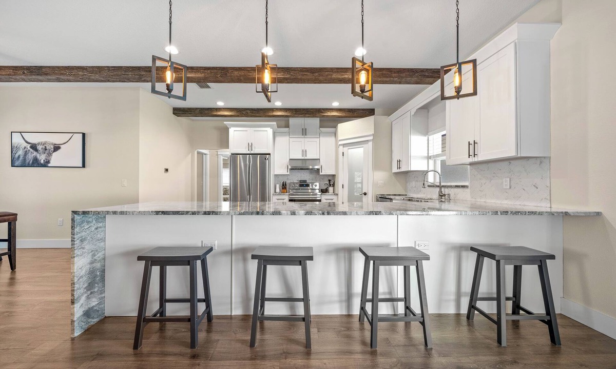 Spring Hill House | Beautiful Custom Home - only 3 Minutes to Weeki Wachee Springs & Hospital