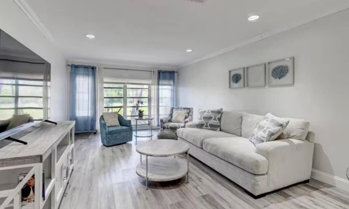Jog Road Condo | Beautiful Delray Beach Condo