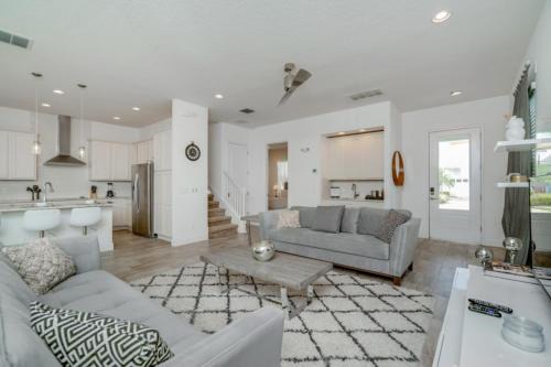 Bay Lake Villa | Beautiful Home Near Disney with Private Pool! villa